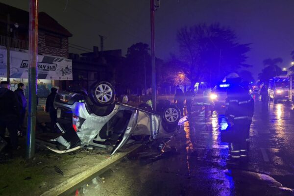 Vuelco policial en Burzaco deja detenidos y vehículo destruido
