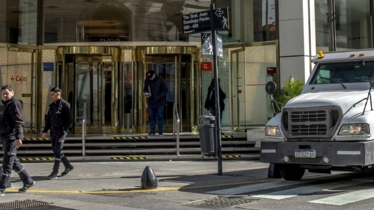 Crédito en dólares supera a pesos en préstamos empresariales