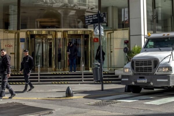 Crédito en dólares supera a pesos en préstamos empresariales