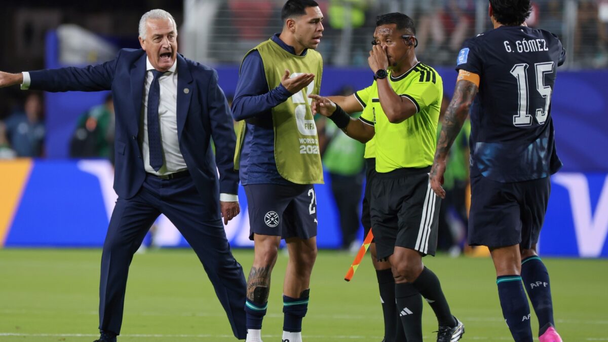 Gustavo Alfaro criticó arbitraje y expulsión de Almirón en Paraguay vs Turquía