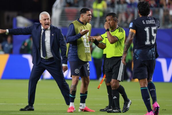 Gustavo Alfaro criticó arbitraje y expulsión de Almirón en Paraguay vs Turquía