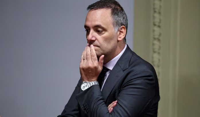 Adorni renunció tras acusaciones de enriquecimiento ilícito