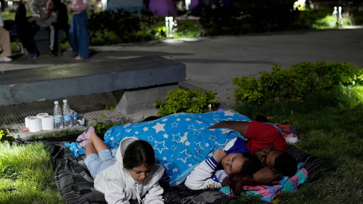 Rescatados sin sus padres, niños llegan solos a hospitales de Caracas