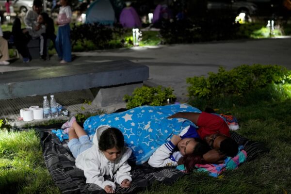 Rescatados sin sus padres, niños llegan solos a hospitales de Caracas