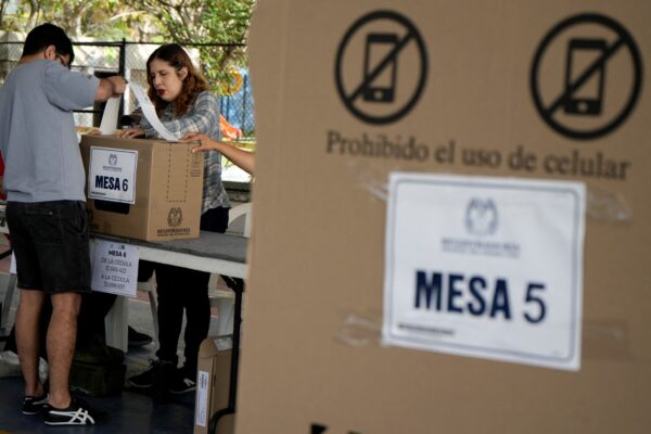 Urnas abiertas en Colombia: elección presidencial entre dos modelos opuestos