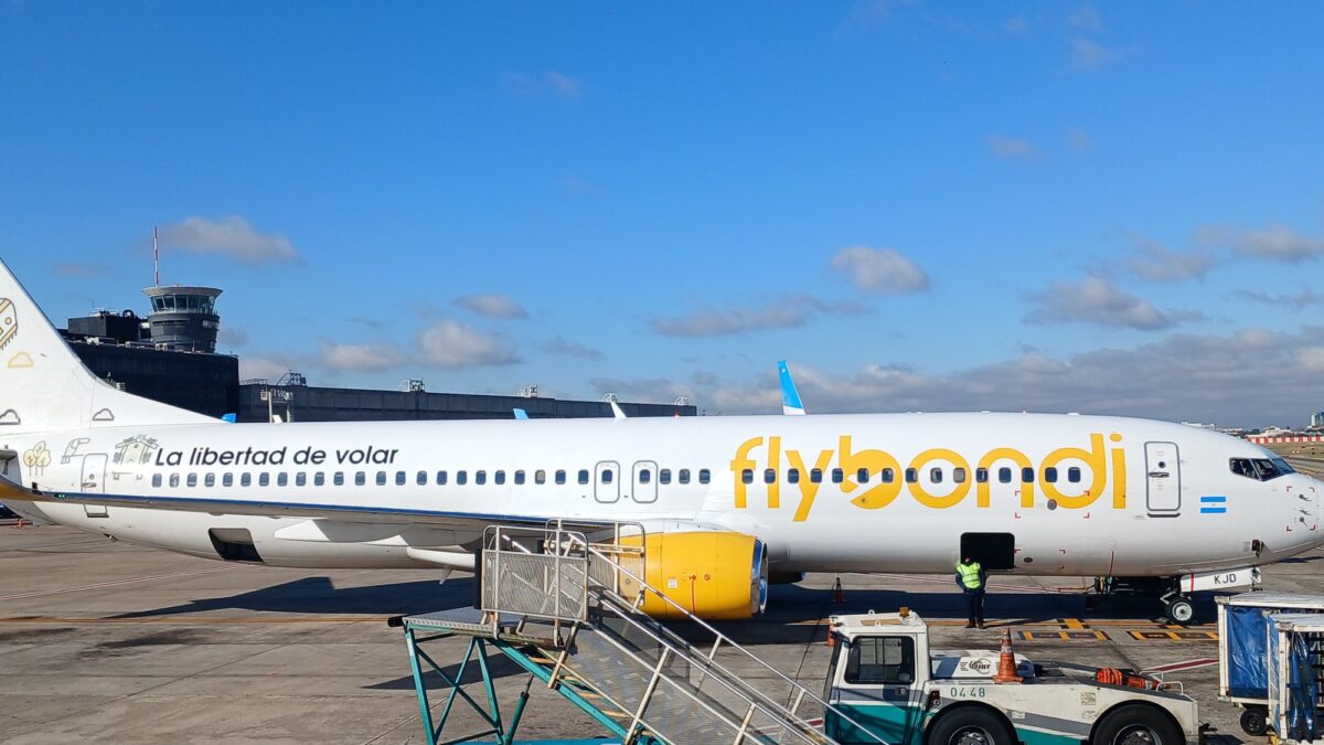 Flybondi enfrenta crisis: cancela vuelos y enfrenta denuncia penal