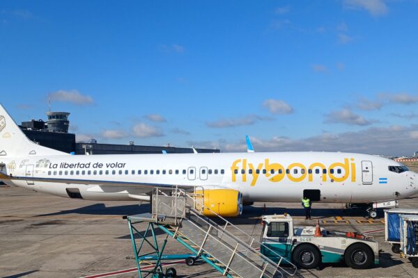 Flybondi enfrenta crisis: cancela vuelos y enfrenta denuncia penal