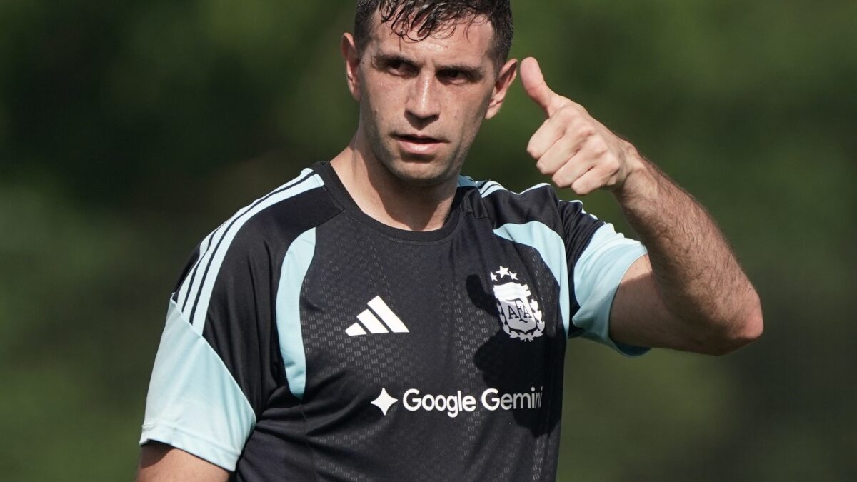 Dibu Martínez avanzó y Nico Paz entrenó con el grupo