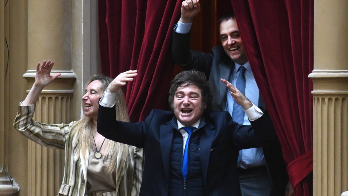 Milei advierte que echaría a Adorni de patada si es culpable en causa de patrimonio