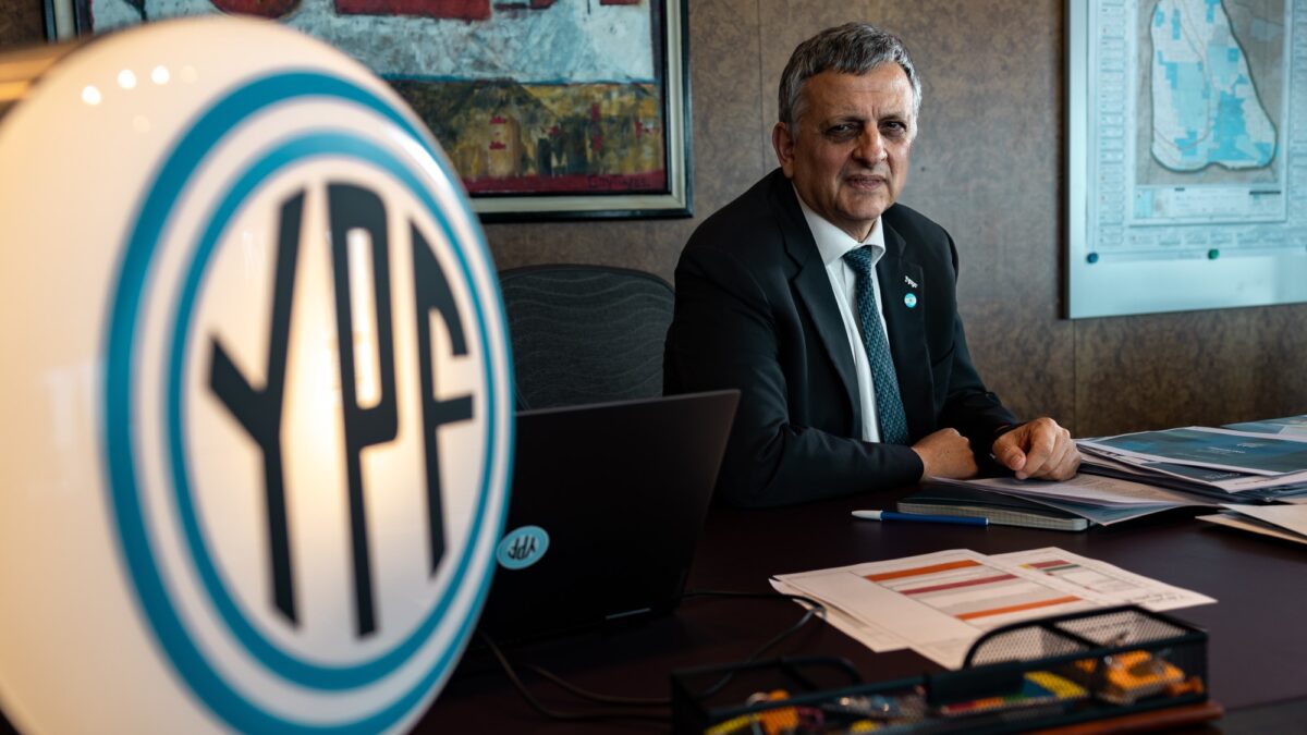 Sueldos millonarios: el directorio de YPF se reconfigura tras renuncia de Adorni