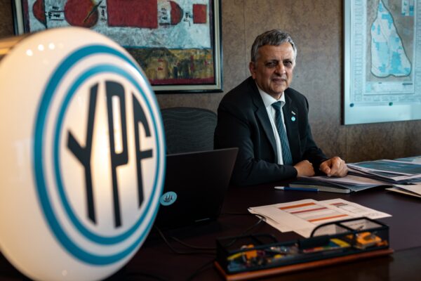 Sueldos millonarios: el directorio de YPF se reconfigura tras renuncia de Adorni
