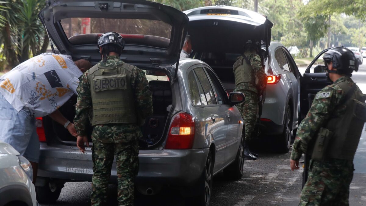 Tensión prevalece en Colombia antes de elecciones: temen protestas si gana candidato de derecha