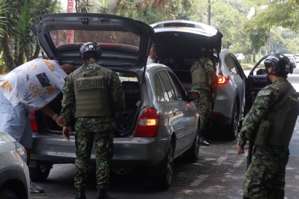 Tensión prevalece en Colombia antes de elecciones: temen protestas si gana candidato de derecha