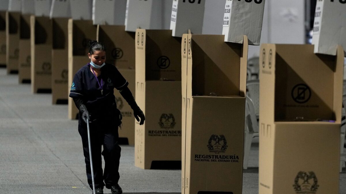 Próximo gobierno de Colombia enfrenta déficit fiscal y desaceleración económica