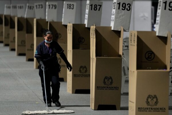 Próximo gobierno de Colombia enfrenta déficit fiscal y desaceleración económica
