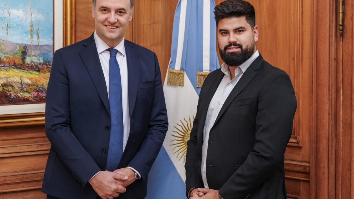 Empleado de Vocería Presidencial afirma que Adorni usó su tarjeta de crédito para compras
