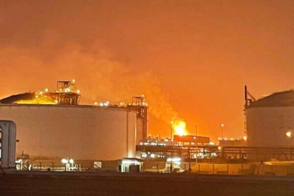 Planta de gas atacada por Irán se incendió en Qatar, 54 heridos
