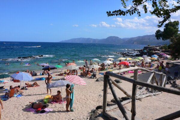 Playa de Cerdeña prohíbe sombrillas a adultos y niños mayores de 10 años