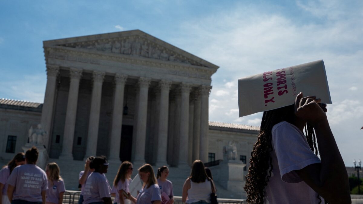 Corte Suprema da buenos resultados a Trump: armas en hoteles, glifosato y no asilo