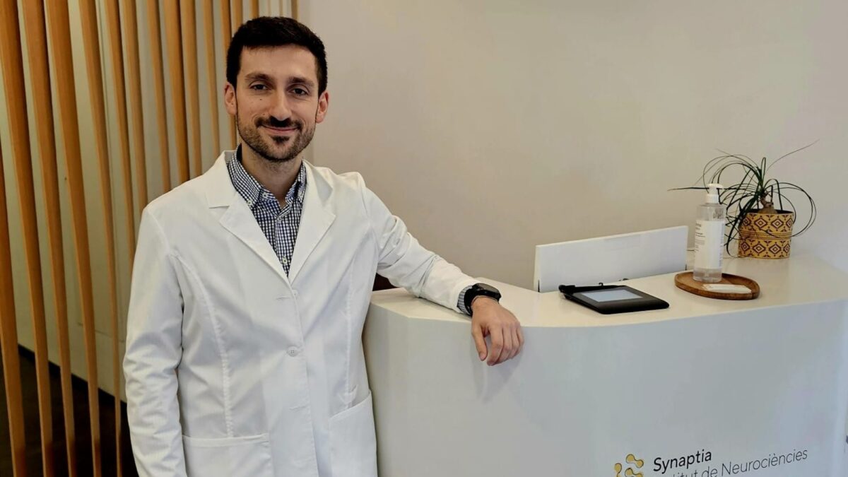 Neurólogo Gómez explica señales de ictus: cara, brazo y habla