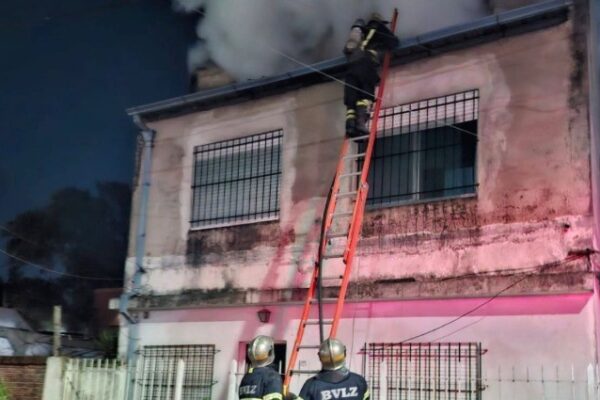 Voraz incendio destruyó vivienda en Lomas de Zamora