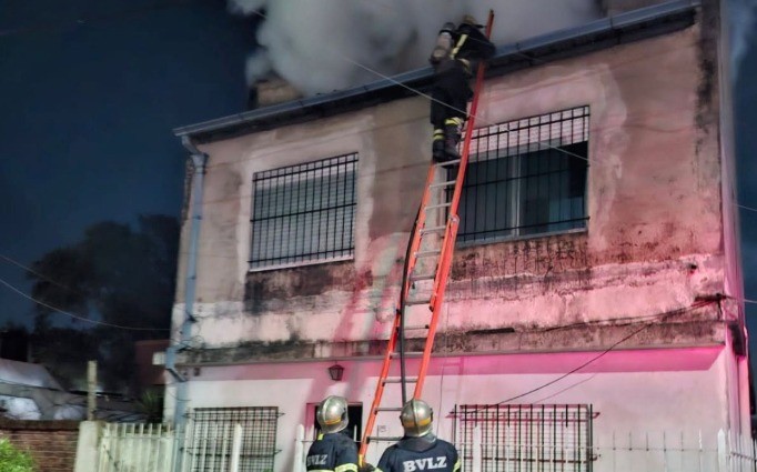 Voraz incendio destruyó vivienda en Lomas de Zamora