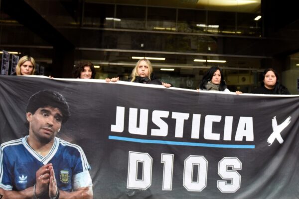 Testigos revelan diálogo emotivo entre Maradona y acompañantes terapéuticos