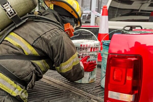 Hallazgo de frasco rotulado como cianuro en galpón de Lanús