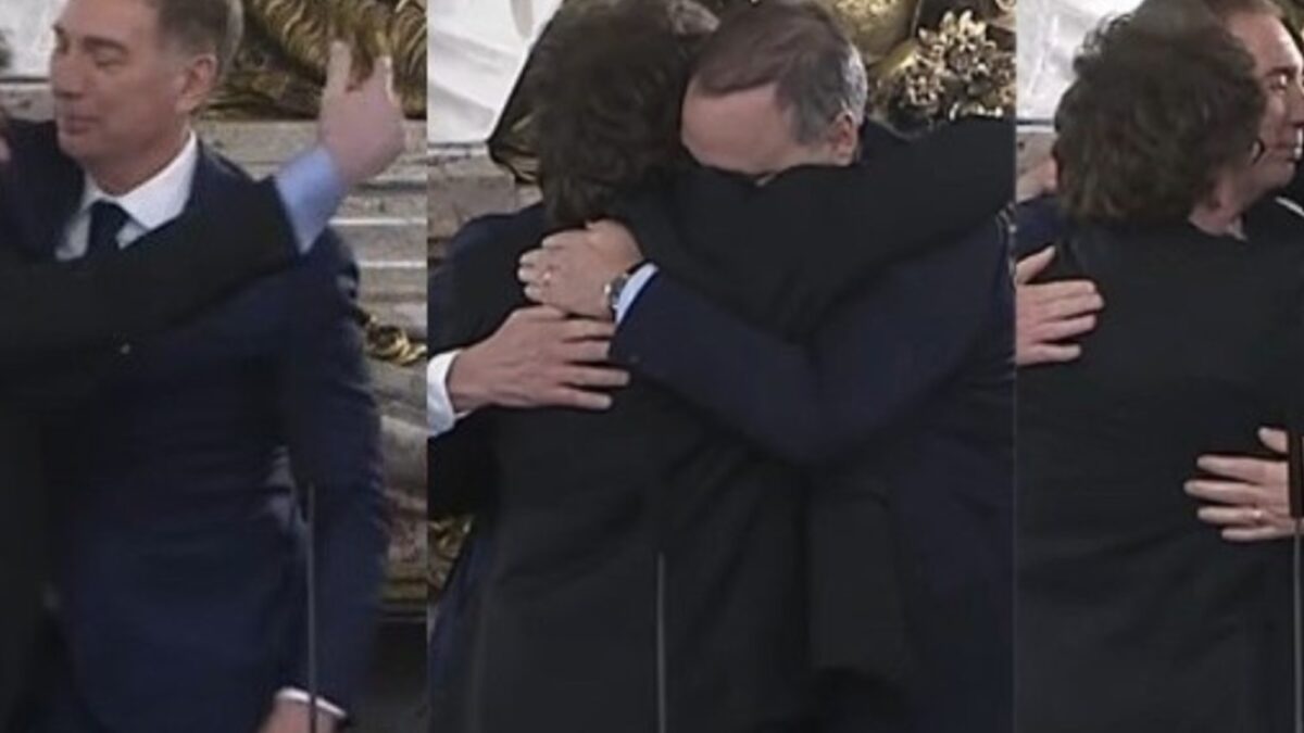 Adorni protagonizó el abrazo triple en la jura de Santilli