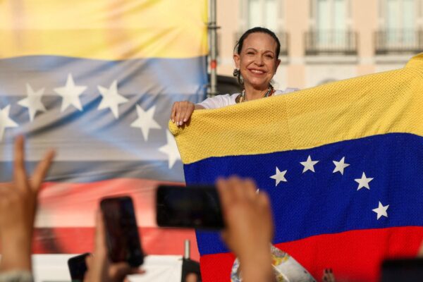 María Corina Machado anuncia regreso a Venezuela pese a obstáculos
