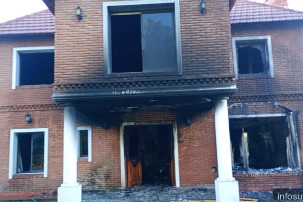 Se incendió una casona en un country de Canning