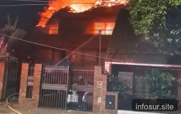 Incendio destruye casa en Lomas de Zamora; bomberos luchan contra llamas