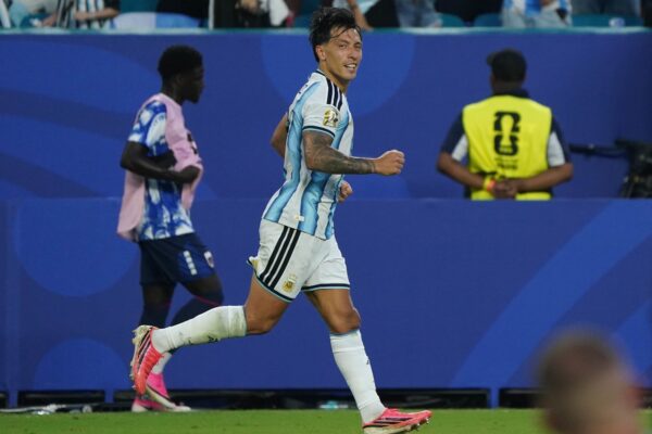 Martínez y Romero repiten ritual de agua bendita en la previa del Mundial 2026