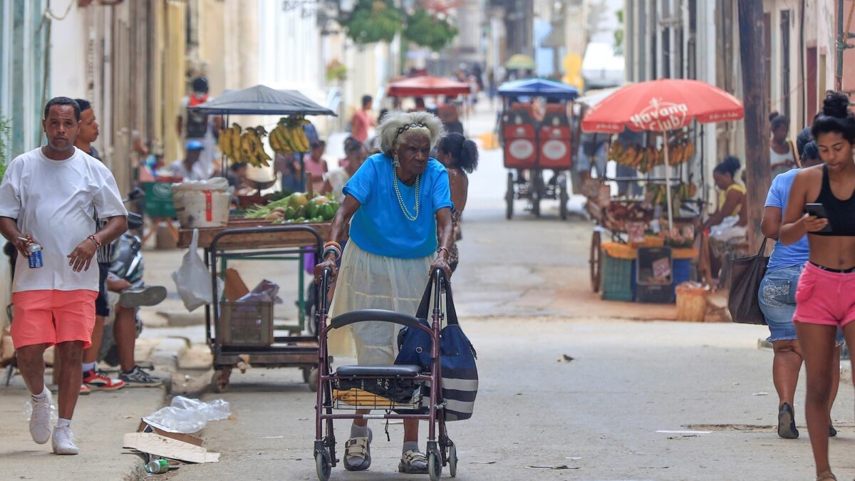 Cuba permite participación privada en estaciones de servicio, puertos y geriátricos
