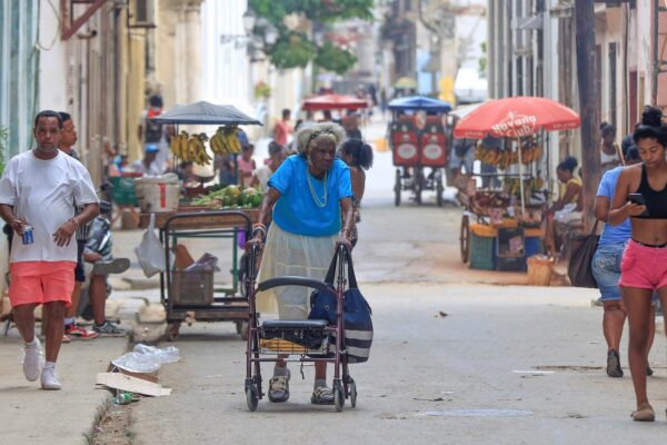 Cuba permite participación privada en estaciones de servicio, puertos y geriátricos