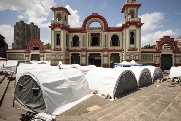 Caracas retoma la rutina entre el miedo y la tristeza un mes después del doble terremoto