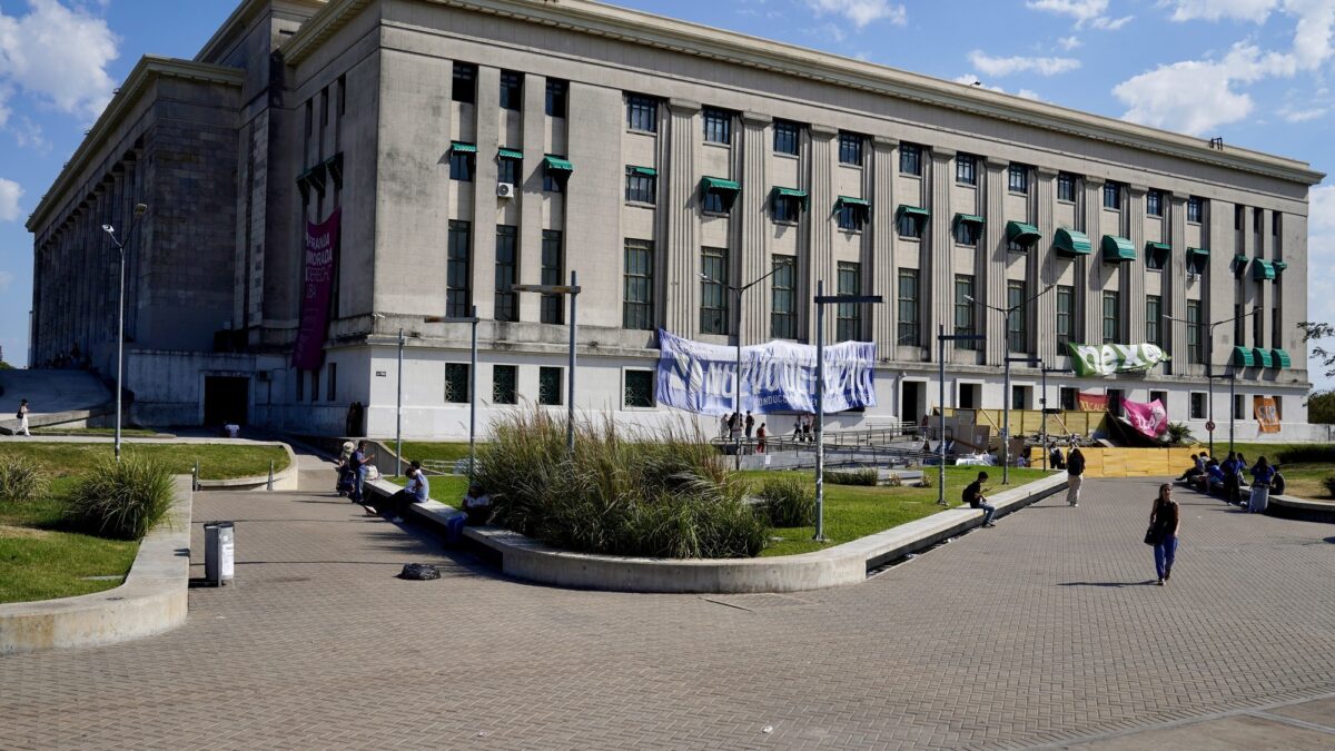 Gobierno confirma que universidades pueden cobrar a extranjeros