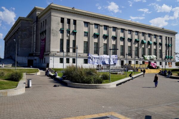 Gobierno confirma que universidades pueden cobrar a extranjeros