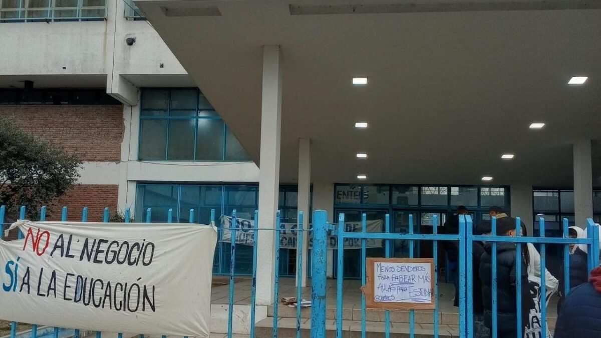 Crece el conflicto por el campo de deportes de la Técnica N.º 5 y la comunidad educativa mantiene la protesta