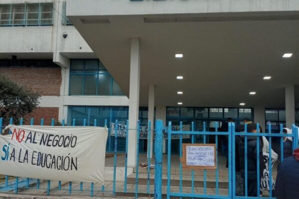 Crece el conflicto por el campo de deportes de la Técnica N.º 5 y la comunidad educativa mantiene la protesta