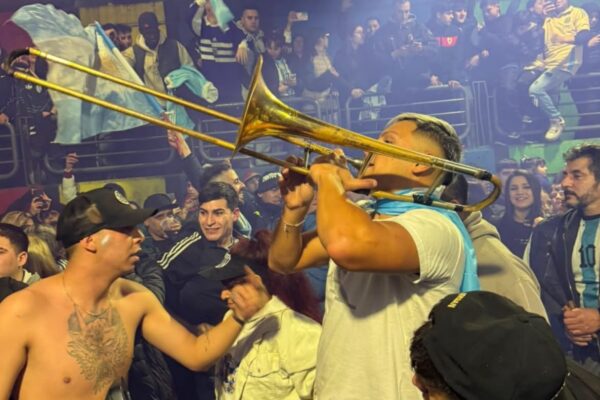 El trombonista de Caseros revoluciona las celebraciones de la Argentina en el Mundial