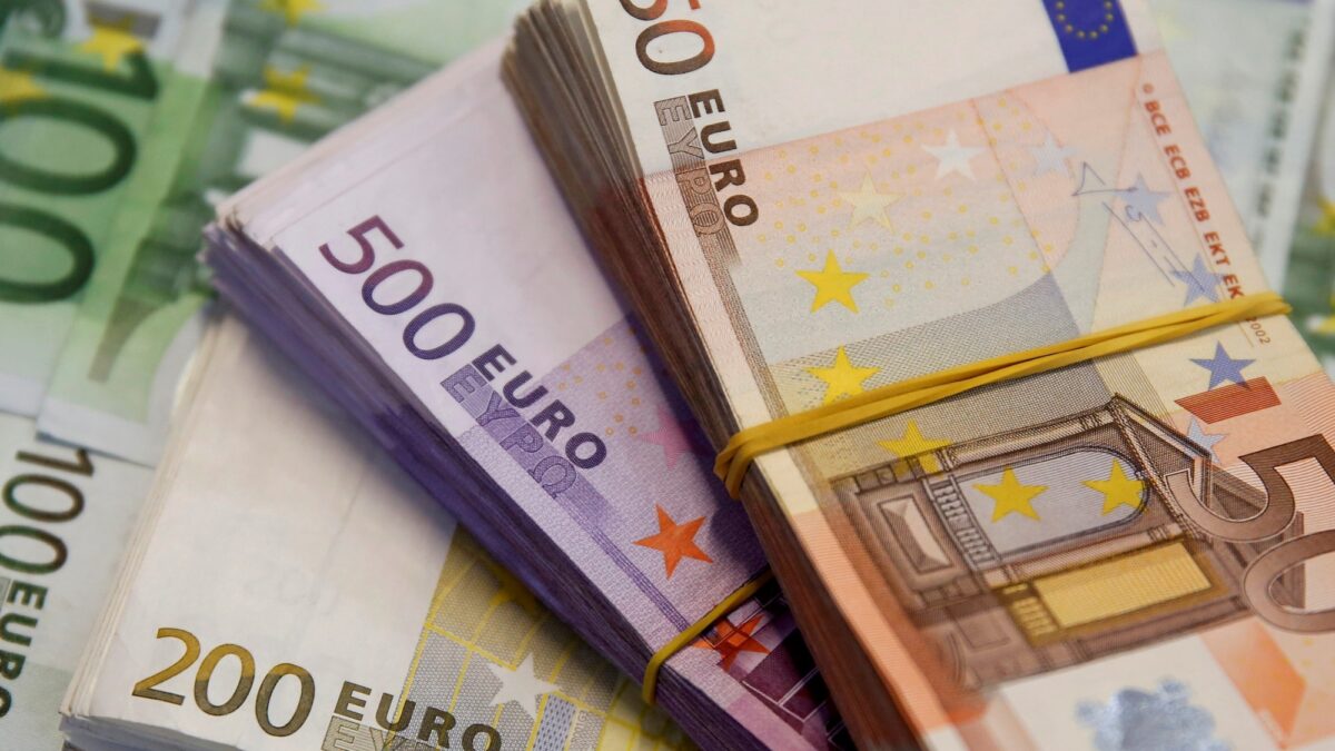 Euro en Chile cotiza a 1.067 pesos, con ligera caída diaria