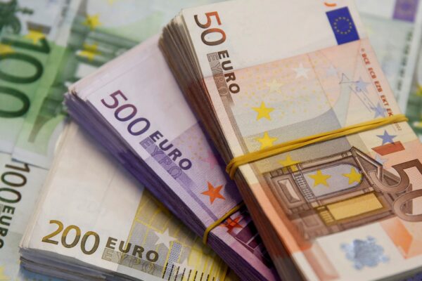 Euro en Chile cotiza a 1.067 pesos, con ligera caída diaria