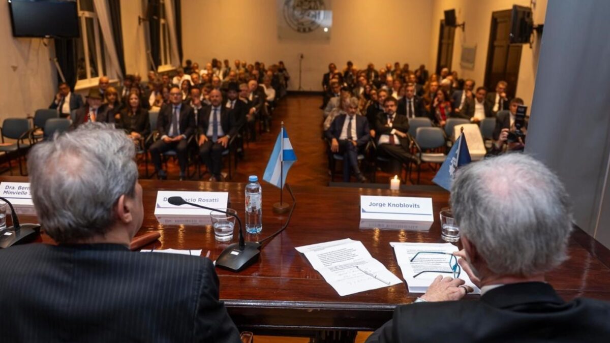Rosatti abordó el rol de las minorías en la democracia en conmemoración del atentado a la AMIA