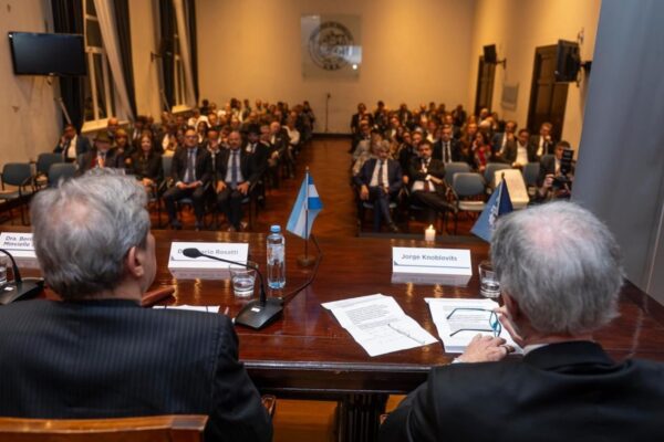Rosatti abordó el rol de las minorías en la democracia en conmemoración del atentado a la AMIA