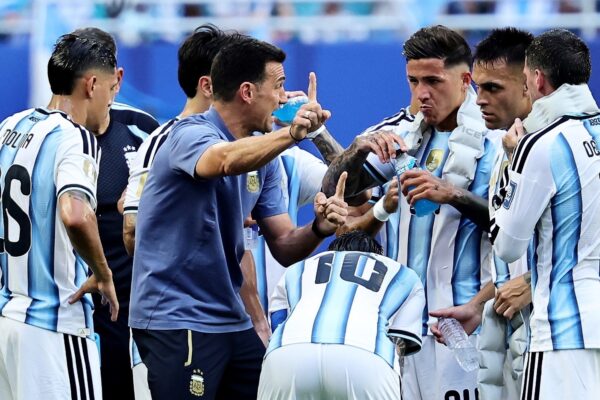 Messi supera récord con gol que terminó en celebración de Scaloni