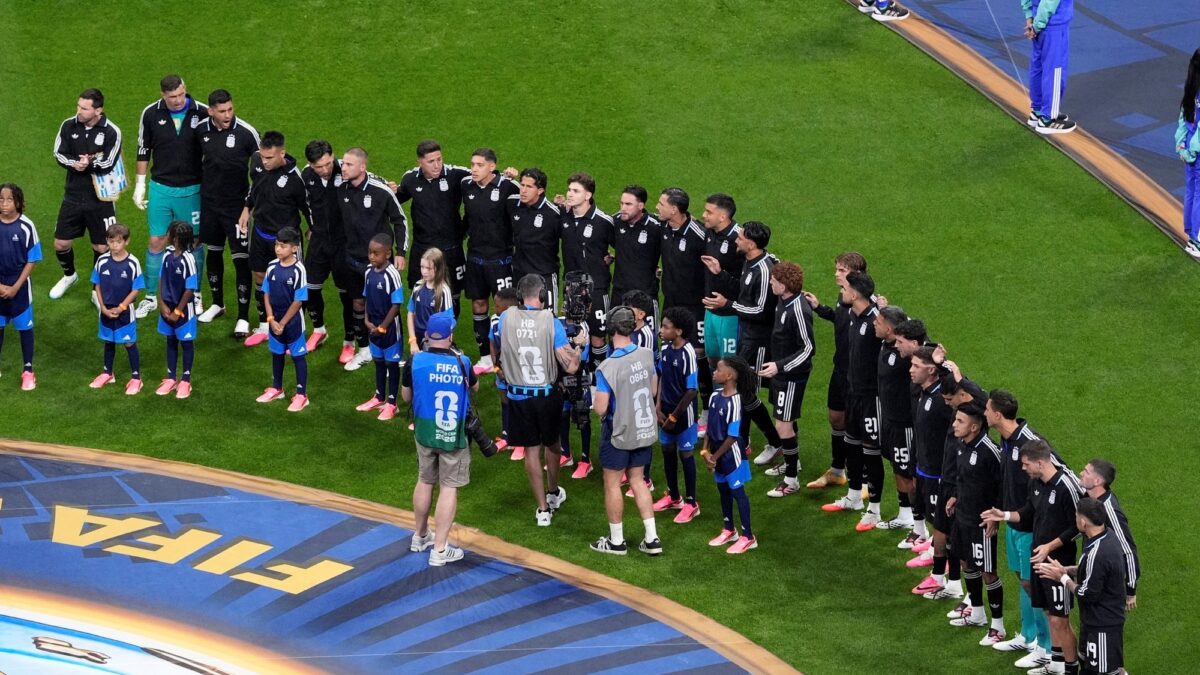 Hinchas argentinos silenciaron el himno inglés con un cántico ancestral.