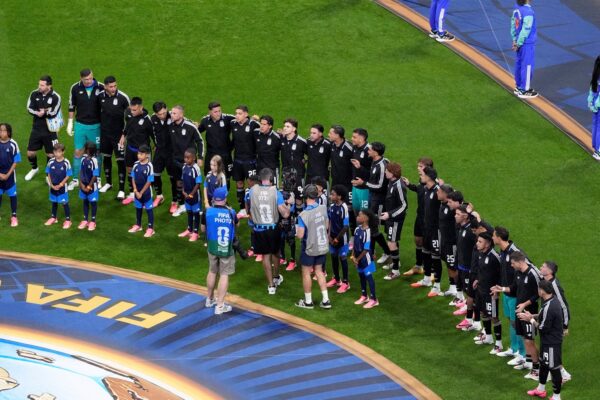 Hinchas argentinos silenciaron el himno inglés con un cántico ancestral.