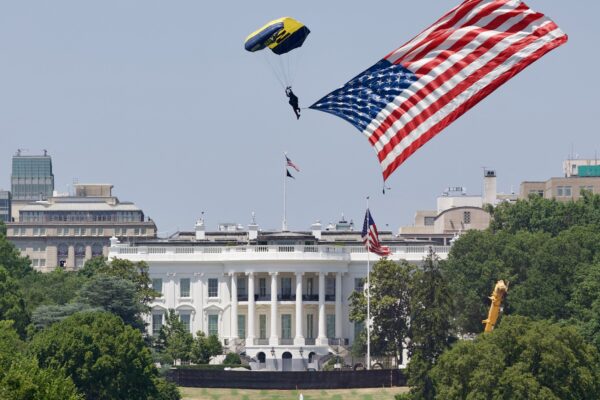 Trump convierte la celebración de la independencia en campaña electoral