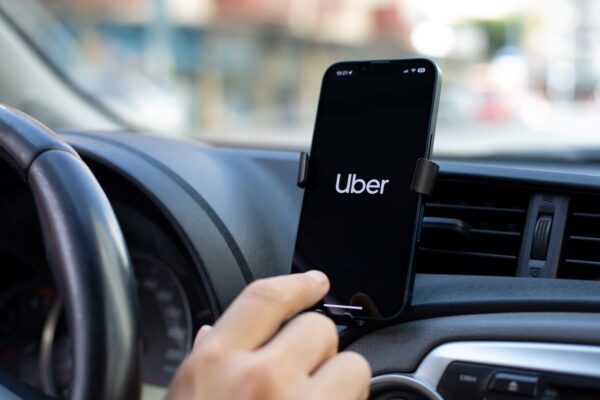 Uber anuncia 500 millones más en Argentina por Caputo